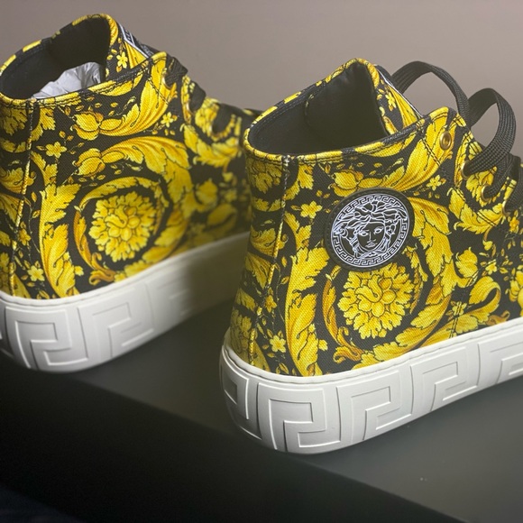 👑🌟🔥STUNNING VERCSACE SNEAKERS 🔥🌟👑 - Picture 7 of 12